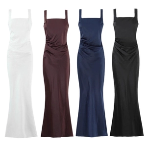 Abito lungo in raso con scollo quadrato e drappeggio, disponibile in bianco, marrone e nero