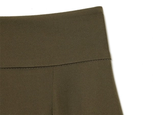 Gros plan détaillé de la taille haute du pantalon ballon vert olive et coutures