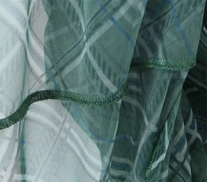 Gros plan sur le tissu en maille à carreaux verts montrant les coutures et détails