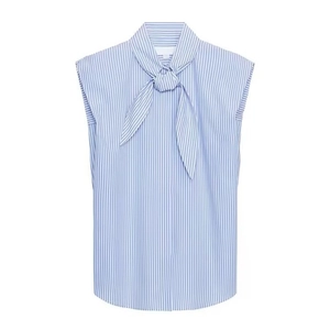 Dettaglio ravvicinato della camicia senza maniche a righe bianche e blu con fiocco al collo