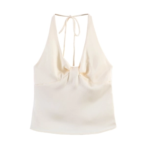 Detailansicht des cremefarbenen Satin-Halterneck-Tops mit tiefem V-Ausschnitt und Raffung