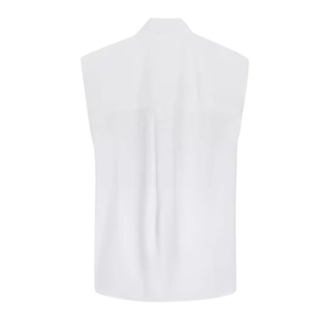 Vista posteriore di una camicia bianca senza maniche con collo alla coreana e pieghe