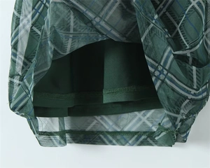 Détail de l'ourlet de robe à carreaux vert avec maille fine et doublure solide