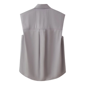Dettaglio del retro di una camicia grigia senza maniche con pieghe e bordo arrotondato