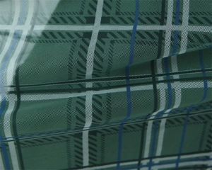 Vue macro détaillée du tissu à carreaux vert foncé avec structure en maille respirante