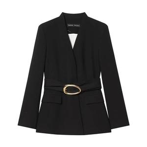 Détail de la veste blazer noire avec col en V profond et ceinture à boucle dorée élégante