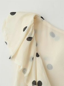 Vue détaillée du motif à pois et de la manche volantée sur une robe en mousseline