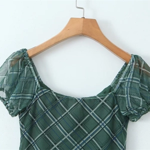 Robe courte à carreaux verts avec encolure carrée et manches bouffantes chic