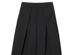 Vue détaillée du pantalon de costume noir à haute densité avec un design plissé élégant