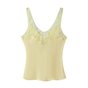Détail de caraco en satin de soie jaune avec bordure en dentelle florale délicate et élégante