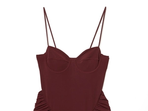 Dettaglio del body bordeaux con arricciature, spalline sottili e coppe con ferretto