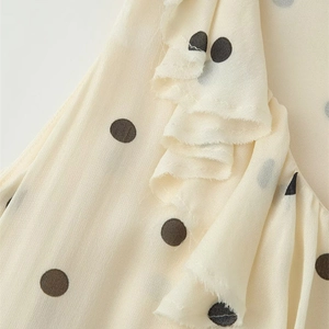 Robe beige à pois chic avec détails de volants superposés en tissu mousseline