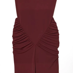 Elegante abito lungo bordeaux con dettagli arricciati laterali e vestibilità slim