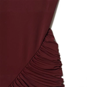 Elegante abito midi rosso vino con dettaglio laterale increspato in tessuto elastico