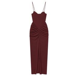Elegante abito lungo bordeaux con arricciature, spalline sottili e vestibilità attillata