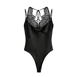 Détail d'un body en satin noir avec dentelle délicate et fines bretelles réglables