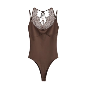 Détail d'un body en soie marron avec dentelle florale raffinée et lien à nouer au cou
