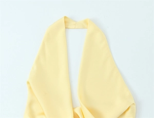Dettaglio dello scollo all'americana su un elegante abito in raso giallo