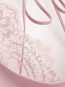 Vue détaillée de la dentelle cils mauve et des coutures sur un body cintré pour femme