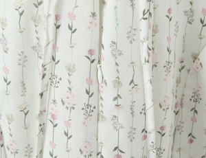 Detailansicht eines weißen unsichtbaren Reißverschlusses am sommerlichen Blumenkleid