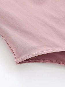 Détail du body rose mauve montrant les coutures précises et la texture du tissu élastique