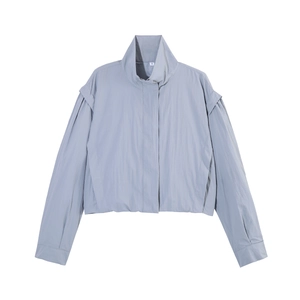 Giacca minimalista azzurro chiaro da donna con collo alto e dettagli sulle spalle a strati