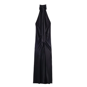 Dettaglio dell'abito lungo in raso nero con elegante scollo all'americana da annodare