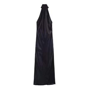 Dettaglio di abito a sottoveste in raso lucido con elegante collo a pieghe e consistenza