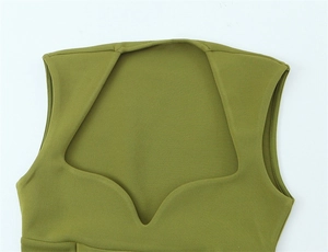 Dettaglio dell'abito verde oliva con scollatura a cuore e trama in maglia liscia