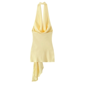 Top a sbalzo in raso giallo chiaro con scollo a V profondo e fascia asimmetrica lunga