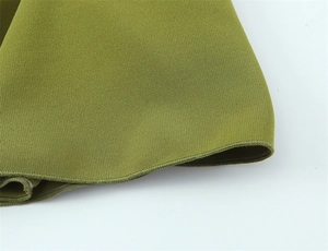 Vista macro dettagliata del tessuto a maglia a coste verde oliva con bordo cucito
