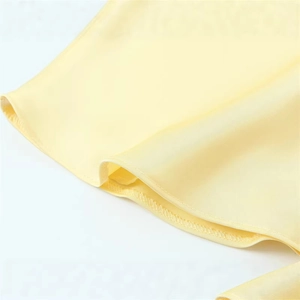 Elegante abito in raso giallo con cuciture dell'orlo di alta qualità e dettagli sartoriali