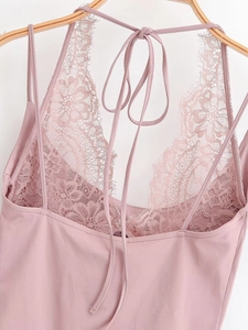 Détail du dos du body rose avec dentelle florale et bretelles licou délicates