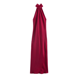 Elegante abito lungo in raso rosso vino con scollo all'americana e consistenza setosa