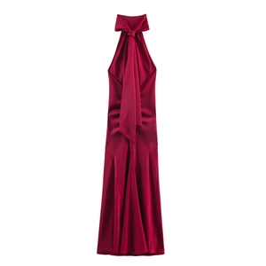 Elegante abito lungo all'americana in raso rosso vino con grande fiocco sul collo