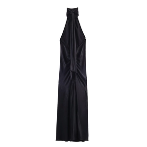 Elegante abito lungo in raso nero con scollo all'americana e finitura lucida