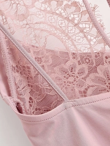 Gros plan sur la dentelle florale rose et les cils de dentelle de ce body ajusté