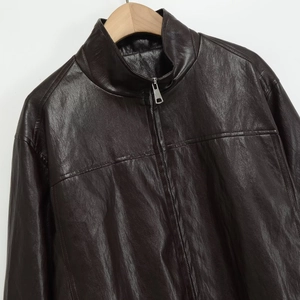 Giacca da donna in ecopelle marrone scuro con collo alto e dettaglio zip
