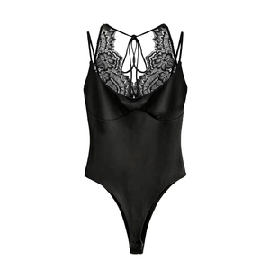 Body élégant en satin noir avec dentelle florale et détails de laçage chic dans le dos