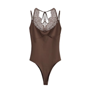 Body élégant en satin marron foncé pour femme avec dentelle florale et bretelles
