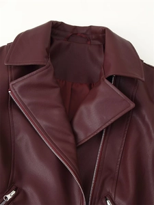 Détail de la veste en cuir bordeaux avec col à revers et fermeture éclair en métal argenté