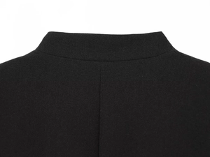 Vue détaillée du col montant noir et des coutures soignées sur la veste de costume