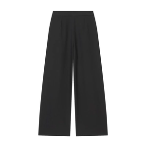 Vue détaillée du pantalon noir à taille haute avec plis marqués et coupe large et droite