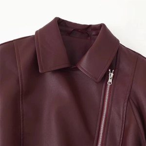 Veste en cuir bordeaux pour femme avec col à revers et détails zippés argentés