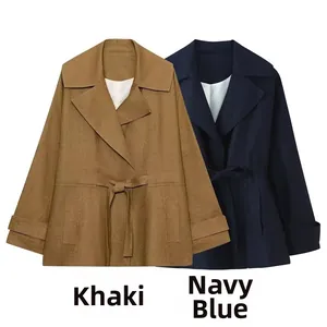 Trench da donna lunghi nei colori giallo e blu navy con cinture coordinate
