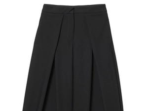 Vue détaillée du pantalon noir taille haute à jambes larges avec plis élégants sur le devant