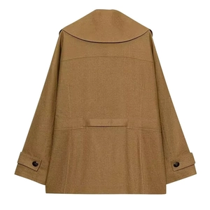 Dettaglio posteriore del cappotto di lana color cammello con grandi revers e fibbie