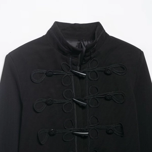 Veste courte noire de style chinois moderne pour femme avec boutons brandebourg et col officier