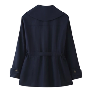 Dettaglio del retro di un trench blu scuro con cintura regolabile e polsini con cinturino