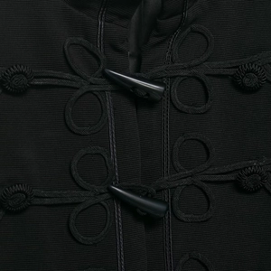 Veste courte noire texturée avec boutons chinois ornés et style militaire élégant